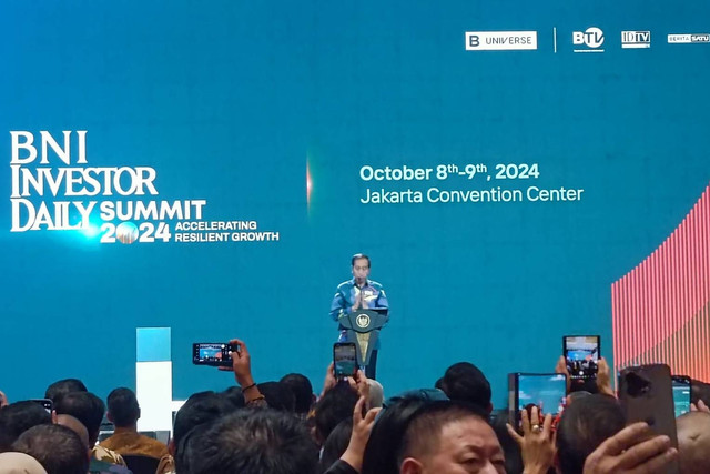 Presiden Joko Widodo memberikan sambutan saat menghadiri BNI Investor Daily Summit di JCC, Senayan, Jakarta, Selasa (8/10/2024). Foto: Zamachsyari/kumparan