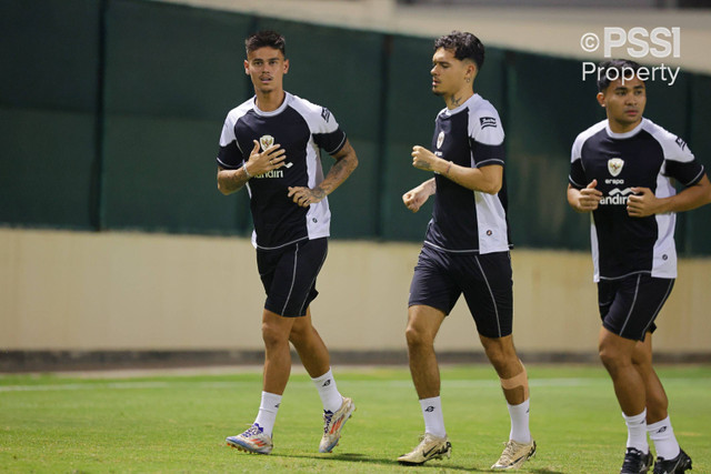 Pemain Timnas Indonesia Mees Hilgers, Shayne Pattynama, dan Asnawi Mangkualam menjalani pemusatan latihan di Bahrain, Senin (7/10/2024). Foto: PSSI