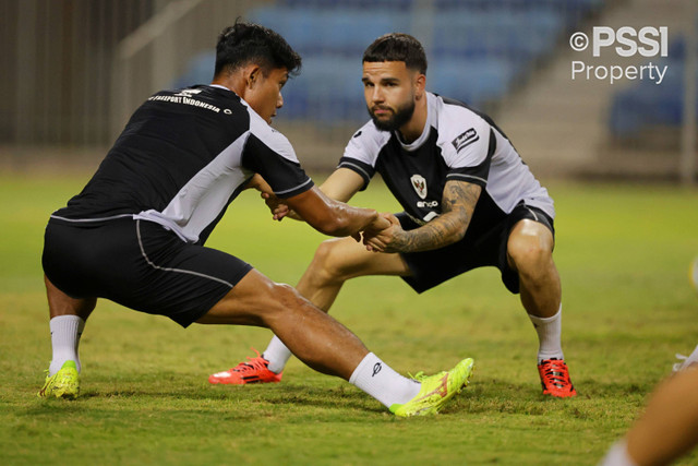 Pemain Timnas Indonesia Calvin Verdonk menjalani pemusatan latihan di Bahrain, Senin (7/10/2024). Foto: PSSI