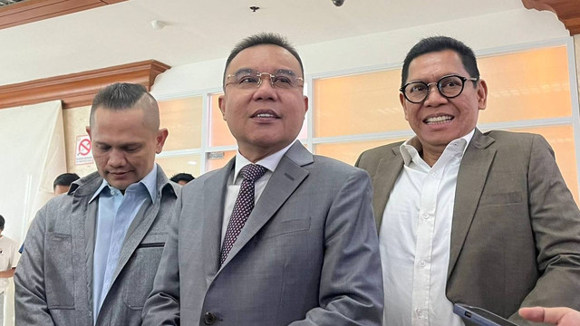 Wakil Ketua DPR RI Sufmi Dasco Ahmad (tengah) dan Adies Kadir (kanan) di Kompleks Parlemen,Senayan, Jakarta, Selasa (8/10/2024). Foto: Haya Syahira/kumparan