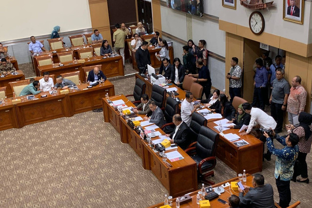 Suasana audiensi DPR dengan perwakilan Solidaritas Hakim Indonesia (SHI) di Ruang Rapat Komisi III DPR, Jakarta, Selasa (8/10/2024). Foto: Luthfi Humam/kumparan