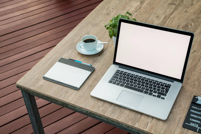 Laptop bisnis merupakan laptop yang dirancang khusus untuk mendukung produktivitas sehari-hari. Foto: Pexels.com