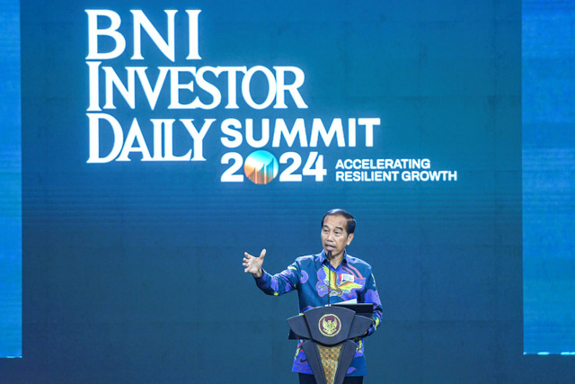 Presiden Joko Widodo menyampaikan pidato saat membuka acara BNI Investor Daily Summit 2024 di Jakarta Convention Center, Jakarta, Selasa (8/10/2024). Foto: Muhammad Adimaja/ANTARA FOTO