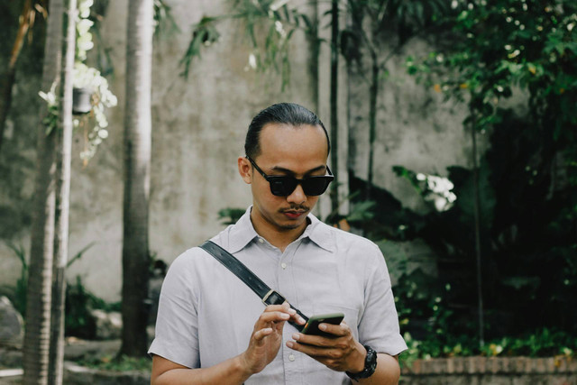 Ilustrasi cara cek saldo atm bri lewat hp. Sumber: kevin yudhistira alloni/unsplash