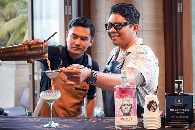 Conrad Bali hadirkan bartender restoran SUKU Gede Andika dan perwakilan Nusantara Cold Brew Bacudewa Krisna dalam memperingati International Coffee Day. Foto: Dok. Scop3