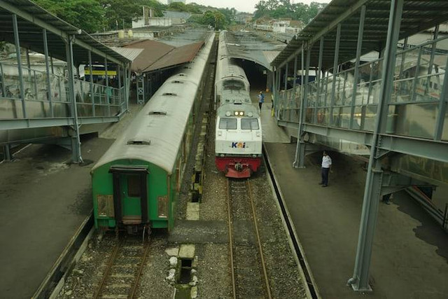 Jadwal kereta Api Kahuripan dari Kiaracondong. Foto hanyalah ilustrasi bukan tempat sebenarnya. Sumber: Unsplash/muhammad arief