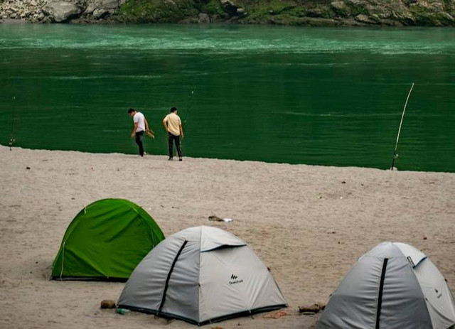 Tempat camping di Ciwidey pinggir sungai. Foto hanyalah ilustrasi bukan tempat sebenarnya. Sumber: Unsplash/Boudhayan Bardhan