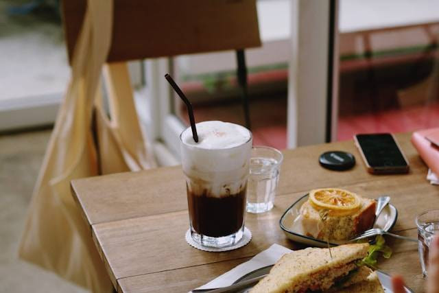 Cafe dekat UI Depok, foto hanya ilustrasi, bukan tempat sebenarnya: Unsplash/Honey Fangs