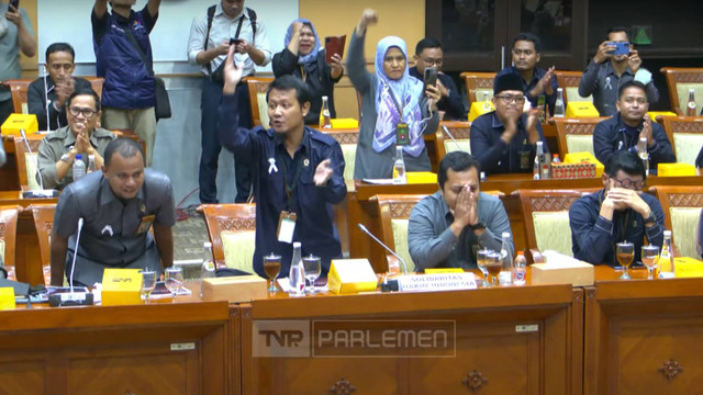 Sejumlah Koordinator Solidaritas Hakim Indonesia (SHI) menangis usai Wakil Ketua DPR, Sufmi Dasco Ahmad menelpon presiden terpilih, Prabowo Subianto saat audiensi di Ruang Rapat Komisi III, Senayan, Jakarta, Selasa (8/10/2024).  Foto: Youtube/TV Parlemen