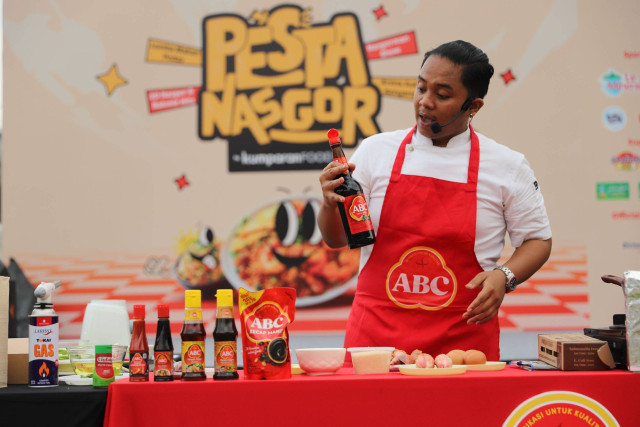 ABC menggandeng MasterChef Kiki menjadi Nasgorman memasak nasi goreng kincung kambing bakar Aceh di Pesta Nasgor 2024. Foto: kumparan