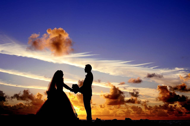 https://cdn.pixabay.com/photo/2015/03/30/12/35/sunset-698501_1280.jpg (ilustrasi sepasang pengantin)