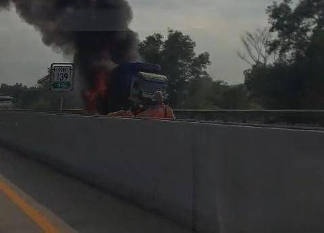 Truk muatan wortel terbakar di KM 139+600 B Ruas Tol Bakauheni-Terbanggi Besar (Bakter), Selasa (8/10). | Foto: Dok Istimewa