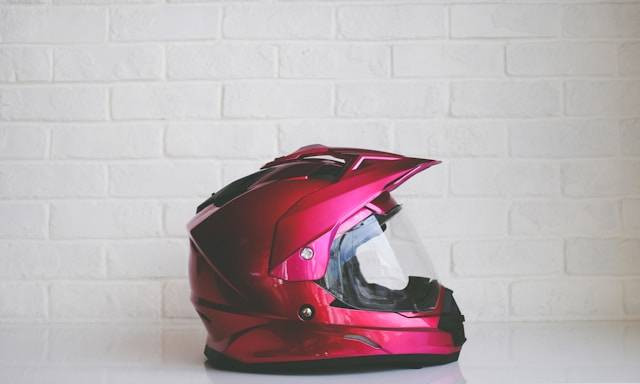 Toko helm di Solo. Foto hanyalah ilustrasi, bukan tempat yang sebenarnya. Sumber: Unsplash/Kenny Eliason