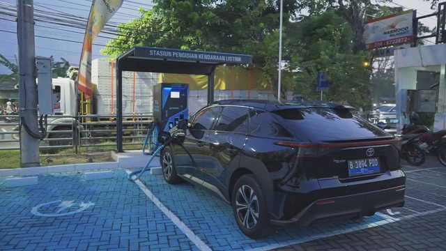 Mobil listrik Toyota bZ4X mengecas di diler Nasmoco Semarang dengan metode ultra fast charging. Foto: Dok. kumparan