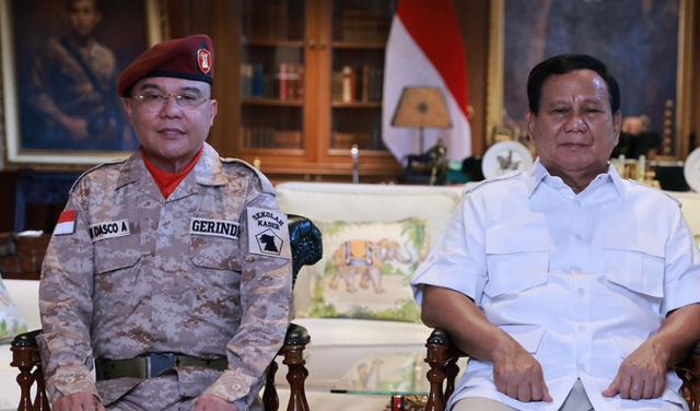 Politikus Gerindra Sufmi Dasco (kiri) berseragam partai bersama Ketum Gerindra Prabowo, September 2024. Foto: Instagram/@sufmi_dasco