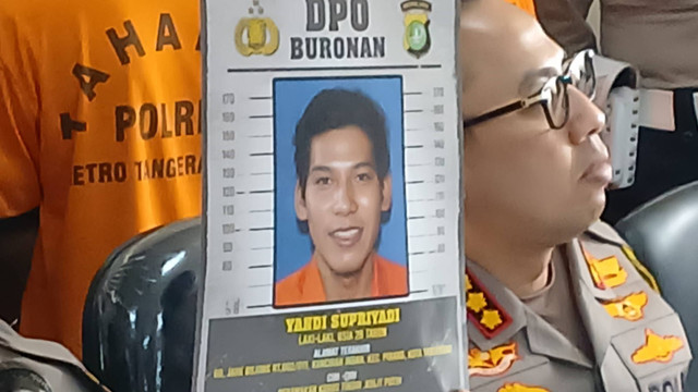 Polres Tangerang menunjukkan foto DPO Yandi Supriyadi (28), pengasuh panti asuhan di Tangerang yang jadi tersangka pelecehan anak asuhnya, Selasa (8/10/2024). Foto: Dok. kumparan