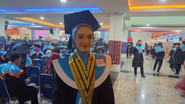 Perjalanan Andi Azkiyatul Fauziyah, Wisudawan Terbaik Unismuh dari Prodi Farmasi