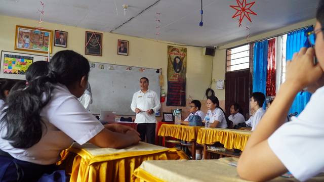 Mengajarkan anak muda dalam hal ini siswa sekolah mengenal literasi keuangan, menjadi salah satu tujuan dari program Kemenkeu Mengajar.