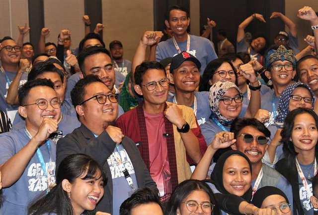 Menparekraf Sandiaga Uno berfoto bersama para peserta Rakornas Genpi 2024 di Jakarta, masing-masing perwakilan dari 26 provinsi Indonesia. Foto: Dok. Komunitas Historia Indonesia