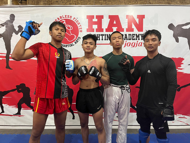 Dari kiri ke kanan: Rian, Sendy, Sangun (kapten), dan Hafiz, tim yang dikirim Han Academy Jogja ke Road to MMA One Pride di GOR UNY pada 11-12 Oktober 2024. Foto: Muhammad Hafiq/Pandangan Jogja