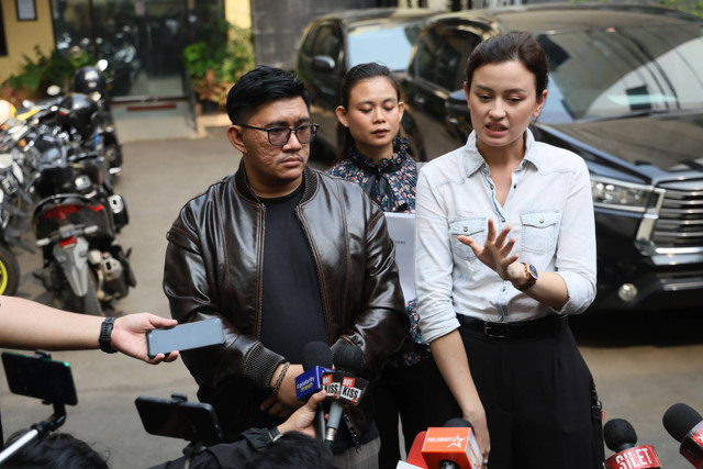 Artis Kimberly Ryder bersama ibunya Irvina Ryder dan pengacaranya saat mendatangi Komnas Perempuan terkait tindak kekerasan dalam rumah tangga di Jakarta, Selasa, (8/10/2024). Foto: Agus Apriyanto