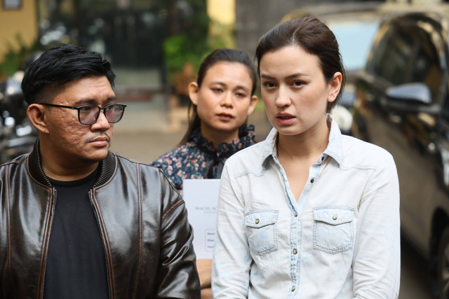 Artis Kimberly Ryder bersama ibunya Irvina Ryder dan pengacaranya saat mendatangi Komnas Perempuan terkait tindak kekerasan dalam rumah tangga di Jakarta, Selasa, (8/10/2024). Foto: Agus Apriyanto