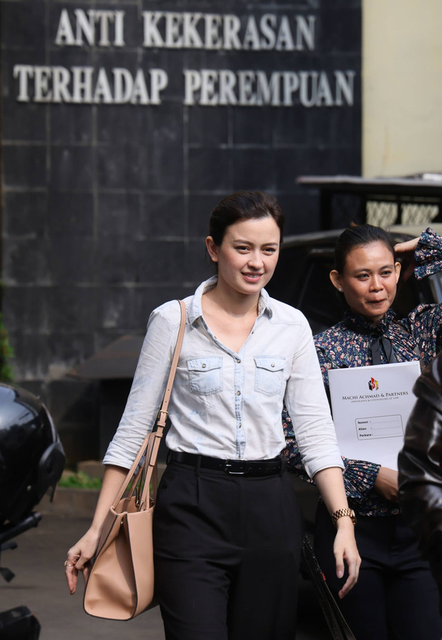 Artis Kimberly Ryder bersama ibunya Irvina Ryder dan pengacaranya saat mendatangi Komnas Perempuan terkait tindak kekerasan dalam rumah tangga di Jakarta, Selasa, (8/10/2024). Foto: Agus Apriyanto