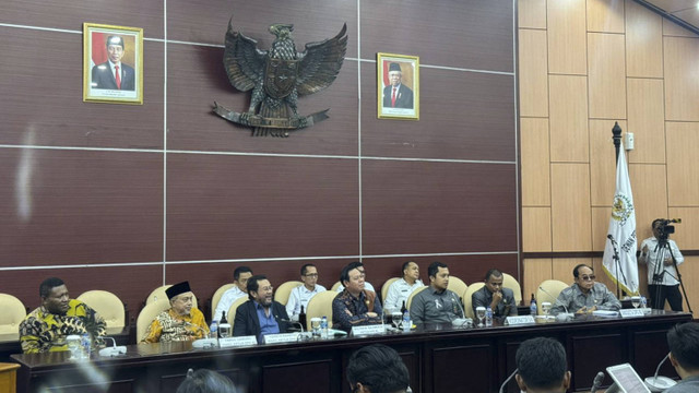 Perwakilan hakim yang tergabung dalam Solidaritas Hakim Indonesia (SHI) beraudiensi dengan pimpinan DPD di Gedung Nusantara V, Senayan, Jakarta, Selasa (8/10/2024). Foto: Luthfi Humam/kumparan