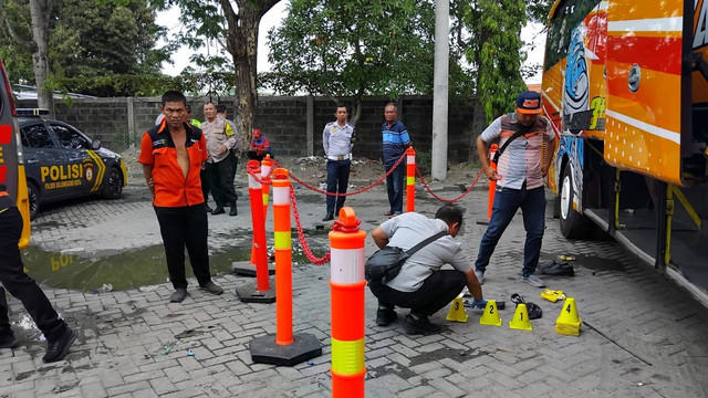 Petugas saat lakukan olah TKP di lokasi meninggalnya warga di Terminal Rajekwesi, Bojonegoro, Jawa Timur. Selasa (08/10/2024) (Aset: Istimewa)