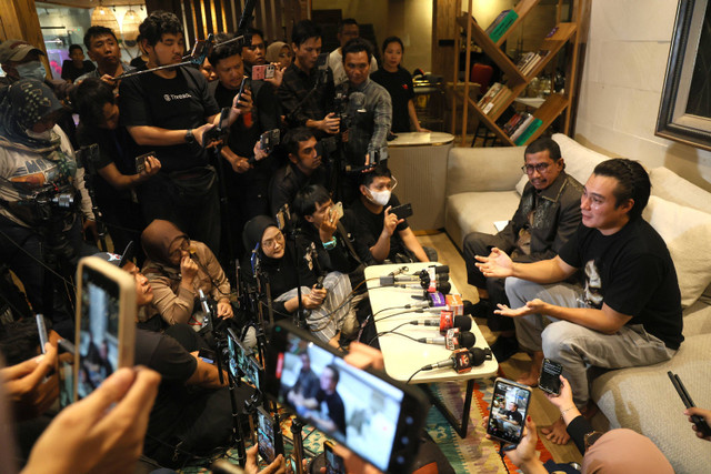 Artis Baim Wong bersama pengacaranya memberkan keterangan pers terkait perceraiannya di kawasan Tanah Kusir, Jakarta, Selasa, (8/10/2024). Foto: Agus Apriyanto