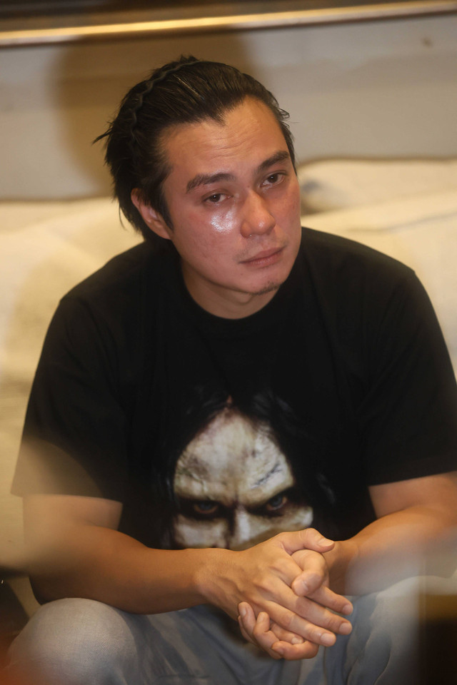 Artis Baim Wong bersama pengacaranya memberikan keterangan pers terkait perceraiannya di kawasan Tanah Kusir, Jakarta, Selasa, (8/10/2024). Foto: Agus Apriyanto