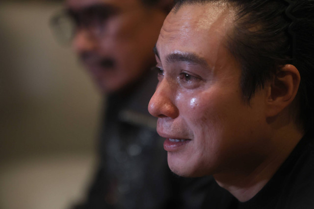 Artis Baim Wong bersama pengacaranya memberkan keterangan pers terkait perceraiannya di kawasan Tanah Kusir, Jakarta, Selasa, (8/10/2024). Foto: Agus Apriyanto