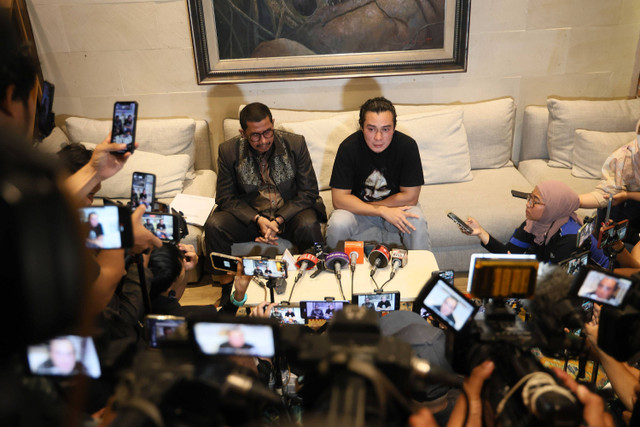 Artis Baim Wong bersama pengacaranya membeberkan keterangan pers terkait perceraiannya di kawasan Tanah Kusir, Jakarta, Selasa, (8/10/2024). Foto: Agus Apriyanto