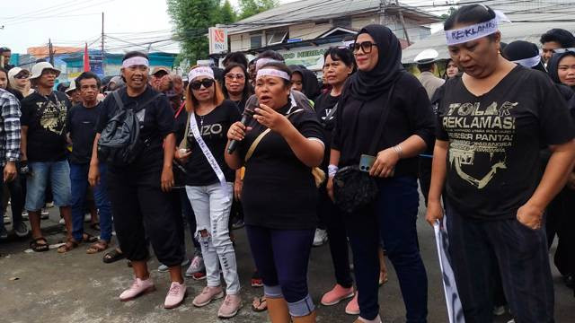 Salah satu orator perempuan saat aksi demo tolak reklmasi teluk Manado. Para perempuan ini mendukung penuh para nelayan menolak reklamasi.