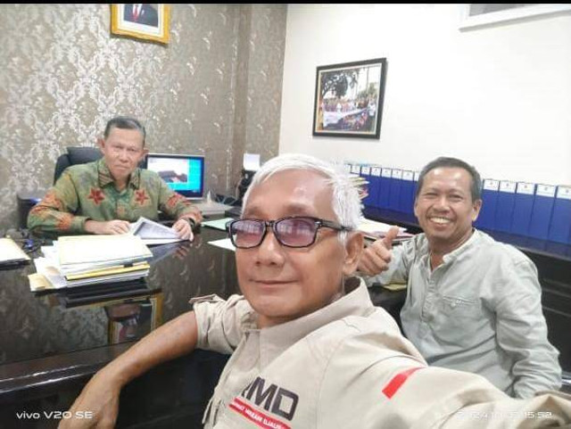 Sekretaris Daerah Provinsi Lampung, Fahrizal Darminto foto bersama pria yang memakai baju bertuliskan RMD. | Foto: Sinta Yuliana/Lampung Geh