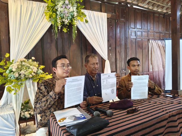 Tim Yayasan Bantuan Hukum Panah Janoko yang merupakan kuasa hukum Pj Lurah Sidokarto, Godean, Wahyudi diduga dianiaya salah satu oknum lurah di Godean, Sleman. Foto: Arfiansyah Panji Purnandaru/kumparan