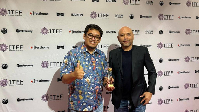 Erwin J Skripsiadi (kiri) dan Produser Shadow of The Light, Lucki Lukman Hakim (kanan), setelah penyerahan penghargaan ITFF di Bangkok, Thailand, Minggu (6/10). Foto: ES Putra/Pandangan Jogja