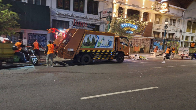 Proses pembersihan sampah setelah acara Wayang Jogja Night Carnival (WJNC), Senin (7/10) malam. Foto: DLH Yogya