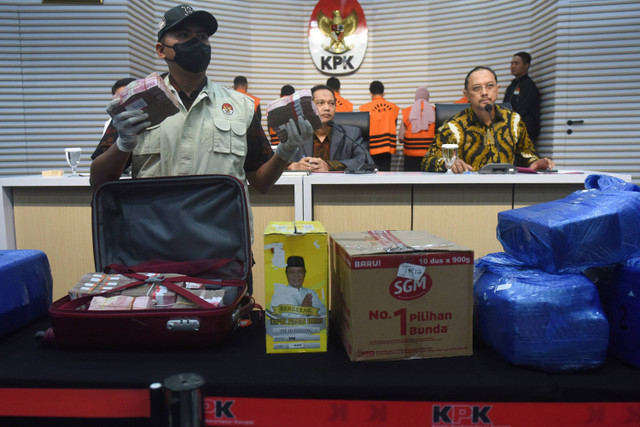 KPK memamerkan barang bukti yang disita terkait OTT di Kalimantan Selatan, dalam konferensi pers di Gedung Merah Putih KPK, Selasa (8/10/2024). Foto: Indrianto Eko Suwarso/ANTARA FOTO