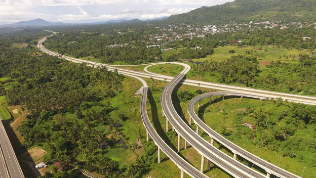 Jalan tol Manado-Bitung berkat skema KPBU di bidang transportasi. Foto: Dok. Kemenkeu