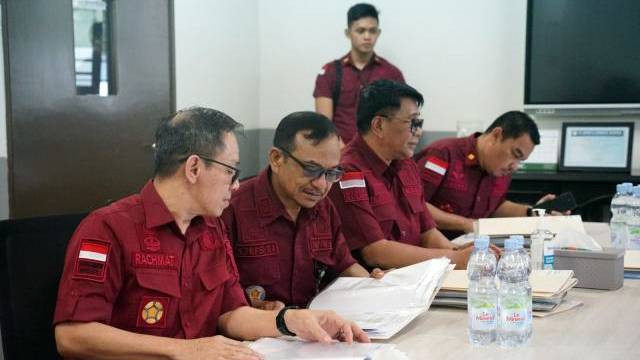 Tim pengawasan orang asing dari Kemenkumham Sulut saat memeriksa dokumen keimigrasian milik 18 WNA yang ada di SMA Lokon St. Nikolaus di Kota Tomohon. (foto: istimewa)