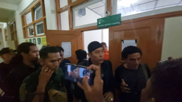 Kuasa hukum terdakwa Hermawan ketika keluar dari ruang persidangan, Foto : Abdullah Toriq/Urban Id