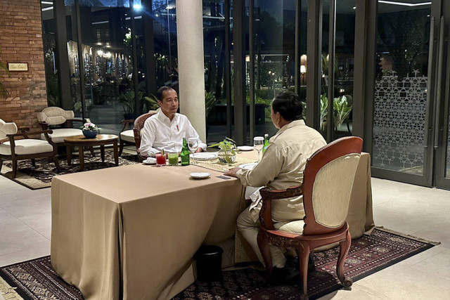 Presiden Jokowi berbincang dengan presiden terpilih Prabowo Subianto di Jakarta, Selasa (8/10/2024). Foto: X/ @jokowi