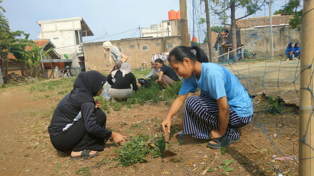 Kegiatan kerja bakti di Lapangan GMA 13 Mekarasih, Desa Hegarmanah, Kecamatan Jatinangor, Kabupaten Sumedang.