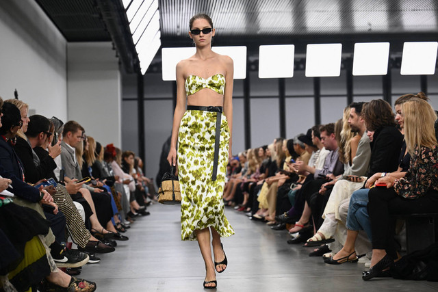 Koleksi Michael Kors Spring/Summer 2025 tampil di gelaran New York Fashion Week 2024. Foto: ANGELA WEISS/AFP