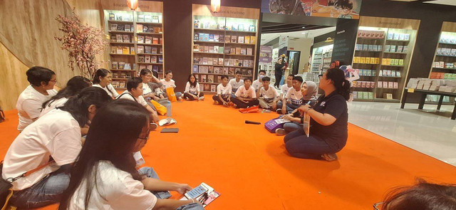 Murid dan guru yang mengikuti Appreciation Day, mendapat pencerahan mengenai budaya literasi di salah satu toko buku di Tangerang, sumber: Dok. Strada.