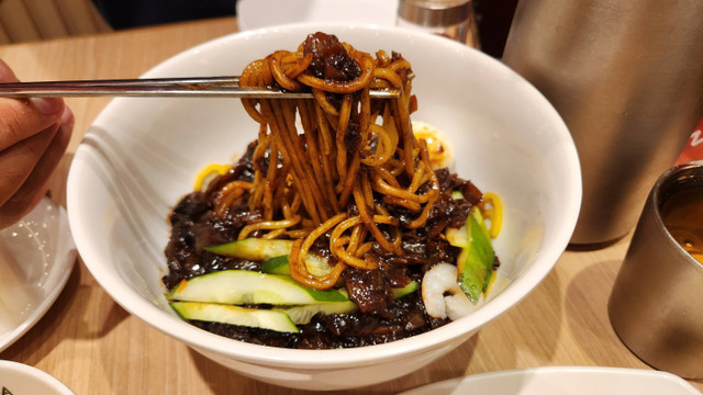 Aneka makanan khas Korea di restoran Ebiga Jjampong di Bx Change Mall, Tangerang. Foto: Azalia Amadea/kumparan 