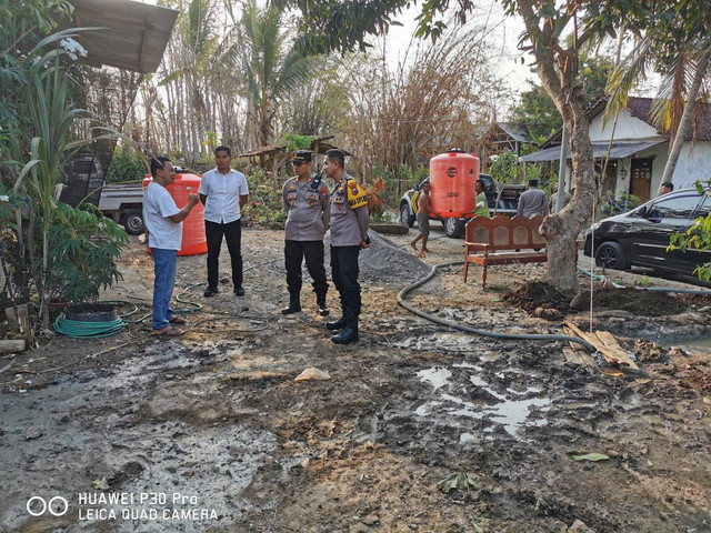 Penyerahan 2 Tandon Air Untuk Sumur Bor Bantuan Kapolres Tulungagung