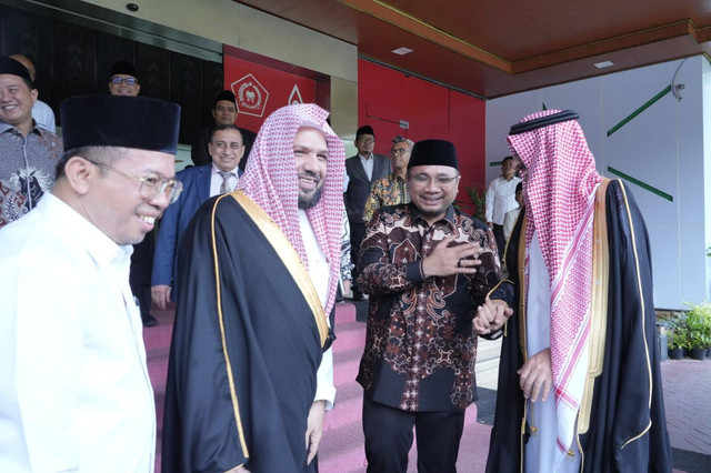 Imam dan khatib Masjid Nabawi Syaikh Ahmad bin Ali Al-Hudzaifi bertemu dengan Menteri Agama Yaqut Cholil Qoumas di Jakarta, Selasa (8/10/2024). Foto: Kemenag RI