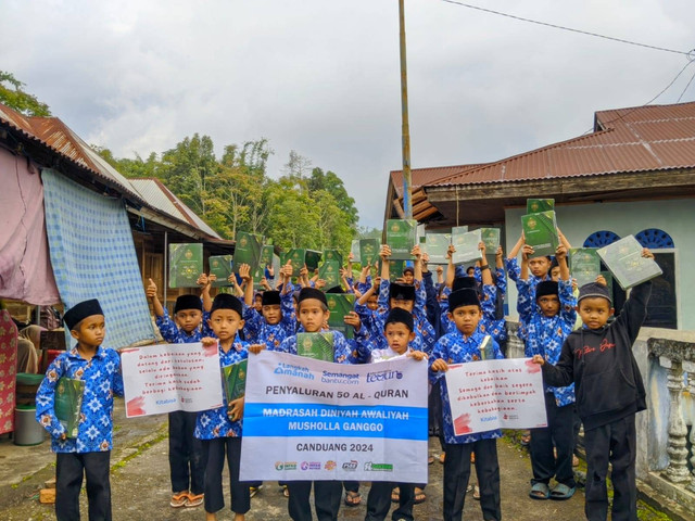 Pendistribusian Al-Qur'an ke Madrasah Diniyyah Ganggo, Sumatera Barat. (Sumber : asset foto pribadi milik lembaga).